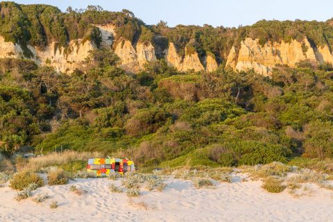 Blick vom Strand zu den Felsen