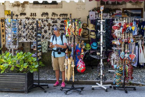 Tourist Gabi kauft einen Kühlschrankmagneten
