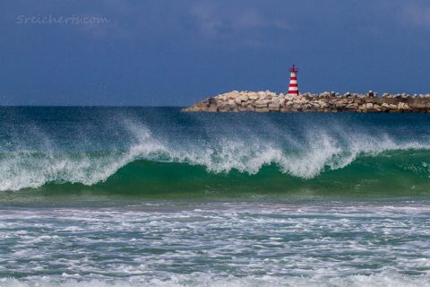 sonniges Wetter und kleine Wellen, Peniche, Portugal