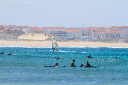 Trotz fehlender Wellen tummeln sich die Surfer im Meer, Peniche, Portugal
