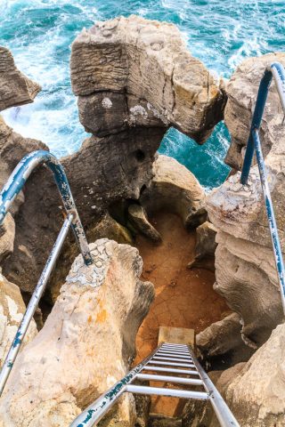 Treppe hinunter in die Felsen, Peniche, Portugal
