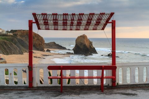 Sonnenschirme und Bänke in Santa Cruz, Portugal