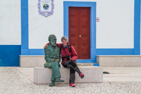 Gabi und die Statue des Dichters, dessen Name uns nicht einfällt, Santa Cruz, Portugal