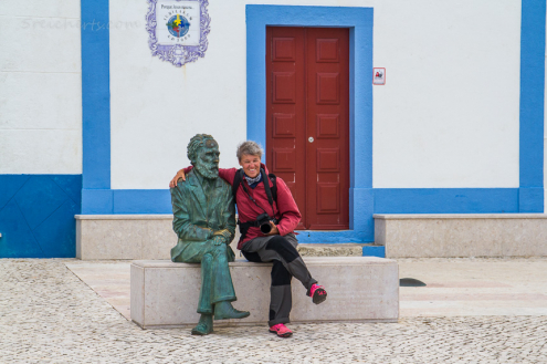 Gabi und die Statue des Dichters, dessen Name uns nicht einfällt, Santa Cruz, Portugal