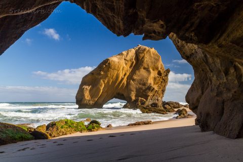 Kleine Höhle in Santa Cruz, Portugall