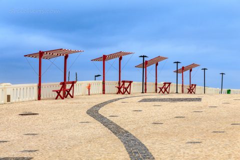 Strandpromenade mit Sonnenschirmen, Santa Cruz