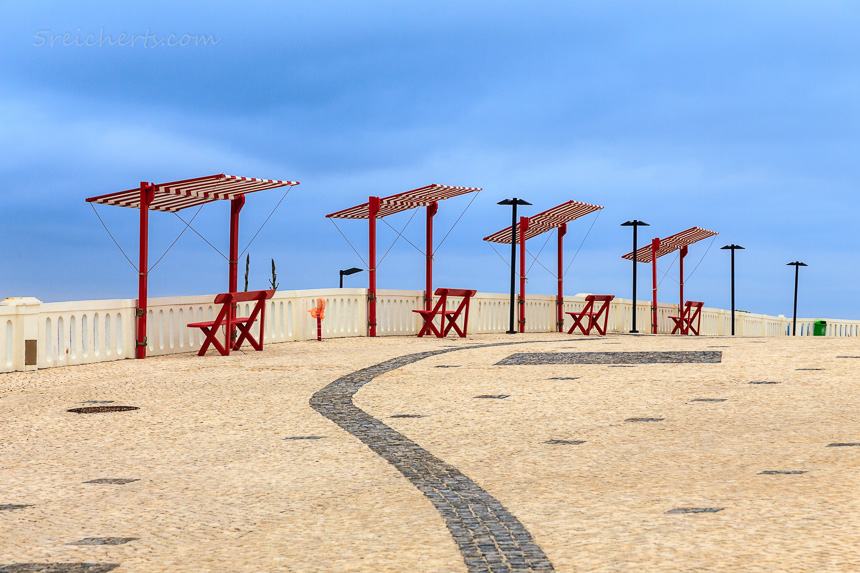 Strandpromenade mit Sonnenschirmen, Santa Cruz