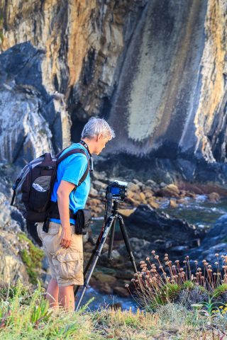 Gabi mit Lowepro Rucksack und Rollei Stativ und Haida Filter
