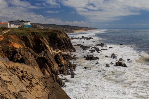 Klippenküste beim Leuchtturm, Portugal