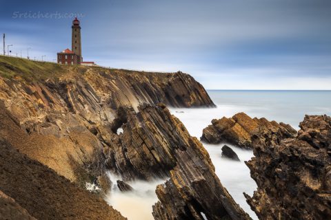 Faro Penedo da Saudade über den Klippen, Portugal