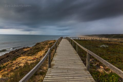 Holzstege sind komfortaben und schützen die Vegetation, Portugal