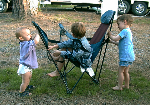 Unsere drei Kids spielen auf einem Campingplatz, USA