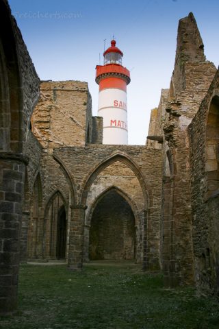 Leuchtturm St Mathieu und die Klosterruine, Bretagne, Frankreich