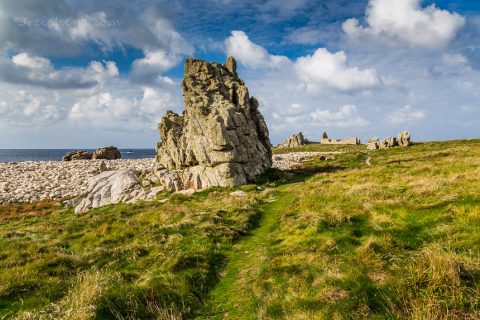 Die Graslandschaft hinter den Felsen