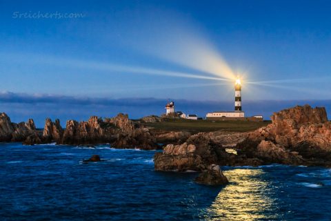 Creac'h in der Nacht, Lichtstrahl über dem Wasser