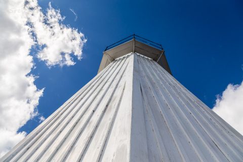 typisch schwedischer Holzleuchtturm