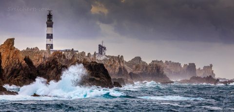 Auch von der Ferne sehen Klippen und Leuchtturm wunderschön aus, selbst bei Regenwetter