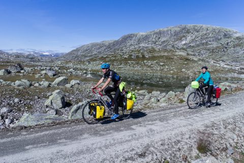 Kamera auf Stein gelegt; Zehn Sekunden Selbstauslöser; rennen und auf's Rad springen.