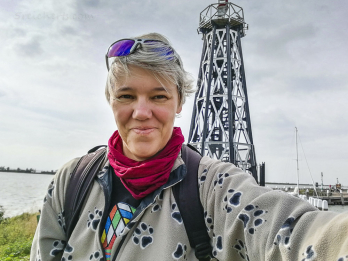 Selfie von Gabi mit Hafenleuchtturm