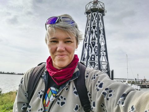 Selfie von Gabi mit Hafenleuchtturm