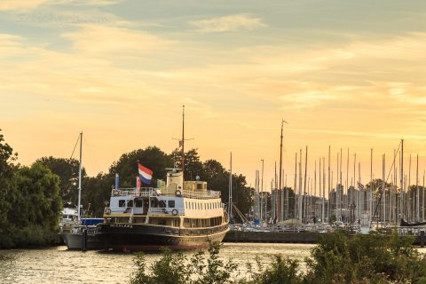 Abends im Hafen von Enkhuizen, Niederlande