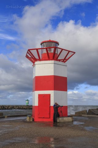 Der rote Hafenleuchtturm von Scheveningen