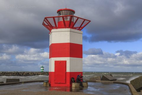 Der rote Hafenleuchtturm von Scheveningen