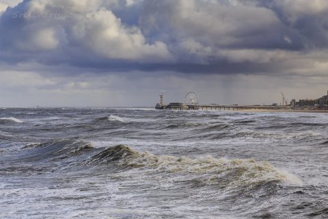 Sturm und Regen ziehen über Scheveningen