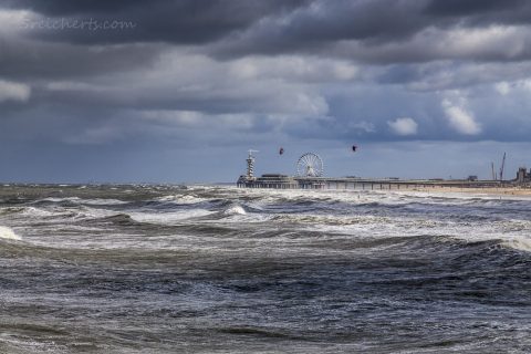 Sturm und Regen ziehen über Scheveningen
