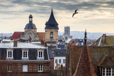 Kirchtürme ragen über der Stadt heraus, Dieppe