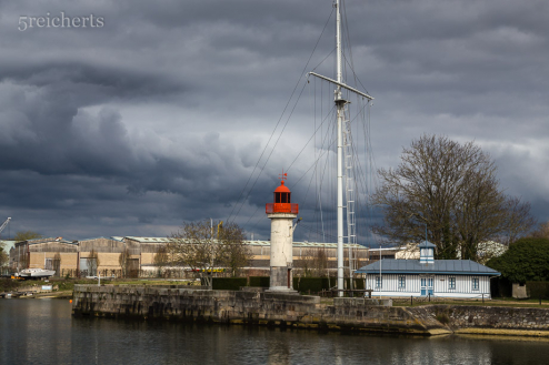 Dunkle Wolken über dem Hafenleuchtturm von Honfleur