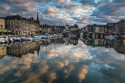 Wolken überall, Honfleur am Abend
