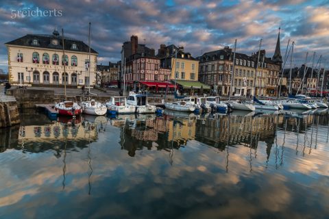 Wolken überall, Honfleur am Abend