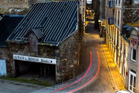 Blaue Stunde in Saint Malo, und das Auto kommt gerade recht