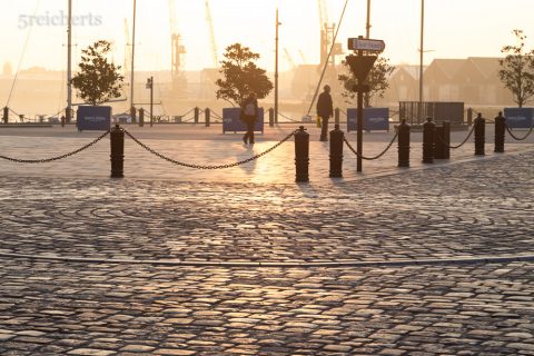 Kopfsteinplfaster und Kreisel in der frühen Morgensonne