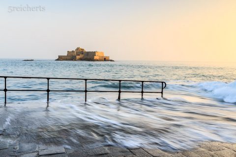 Wellen und Geländer mit Blick zum Fort National, Saint Malo