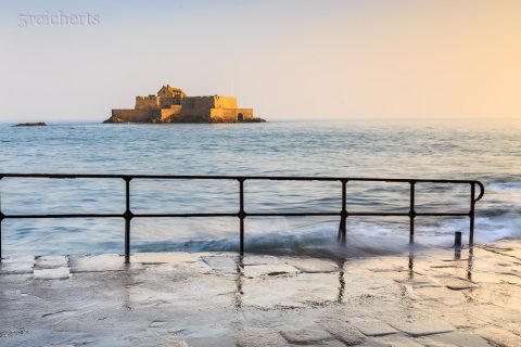 Wellen und Geländer mit Blick zum Fort National, Saint Malo