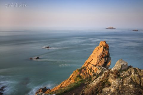 Langzeitbelichtung der Felsenküste am Pointe du Grouin