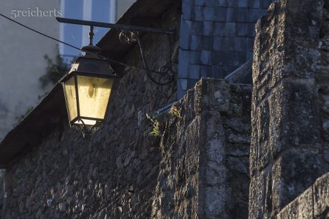 Laternen leuchten im schrägen Abendlicht, Dinan