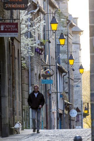 Ein Straßenzug im schrägen Abendlicht, Dinan