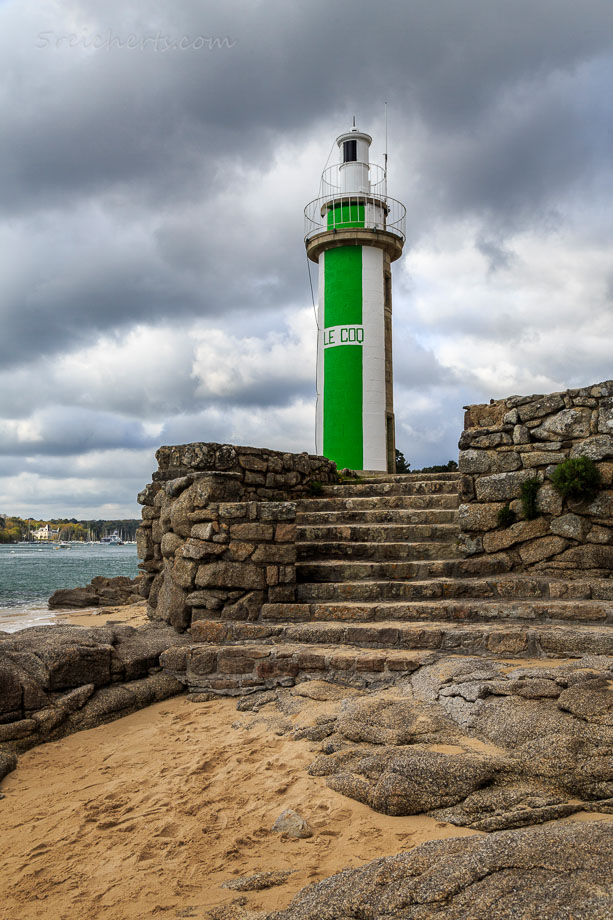 Hafenleuchtturm in Benodet, Bretagne