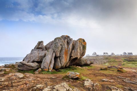 Felsen und Nebelstimmung in Saint-Guénolé