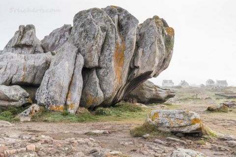 Felsen und Nebelstimmung in Saint-Guénolé