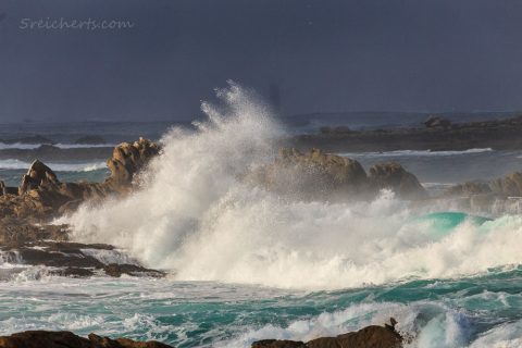 Perfektes Fotowetter, dunkle Wolken und Sonnenstrahlen und Wellen, St Guénolé, Bretagne
