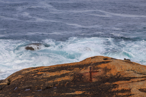 Kreuz im Fels - hier ist es lebensgefährlich, weil die Wellen so hoch angerauscht kommen
