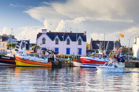 Fischerboote im Hafen von Guilvinec, Penmarch, Bretagne
