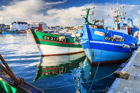 Fischerboote im Hafen von Guilvinec, Penmarch, Bretagne