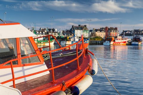Fischerboote im Hafen von Guilvinec, Penmarch, Bretagne