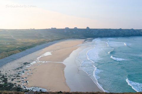 Blick über den Strand am Pointe de Toulinguet, Crozon, Bretagne