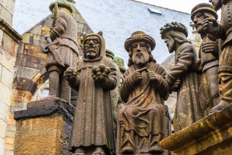 Der Teufel, die markanteste Figur, steht links